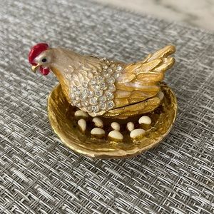 Hen/Chicken with eggs in nest Trinket